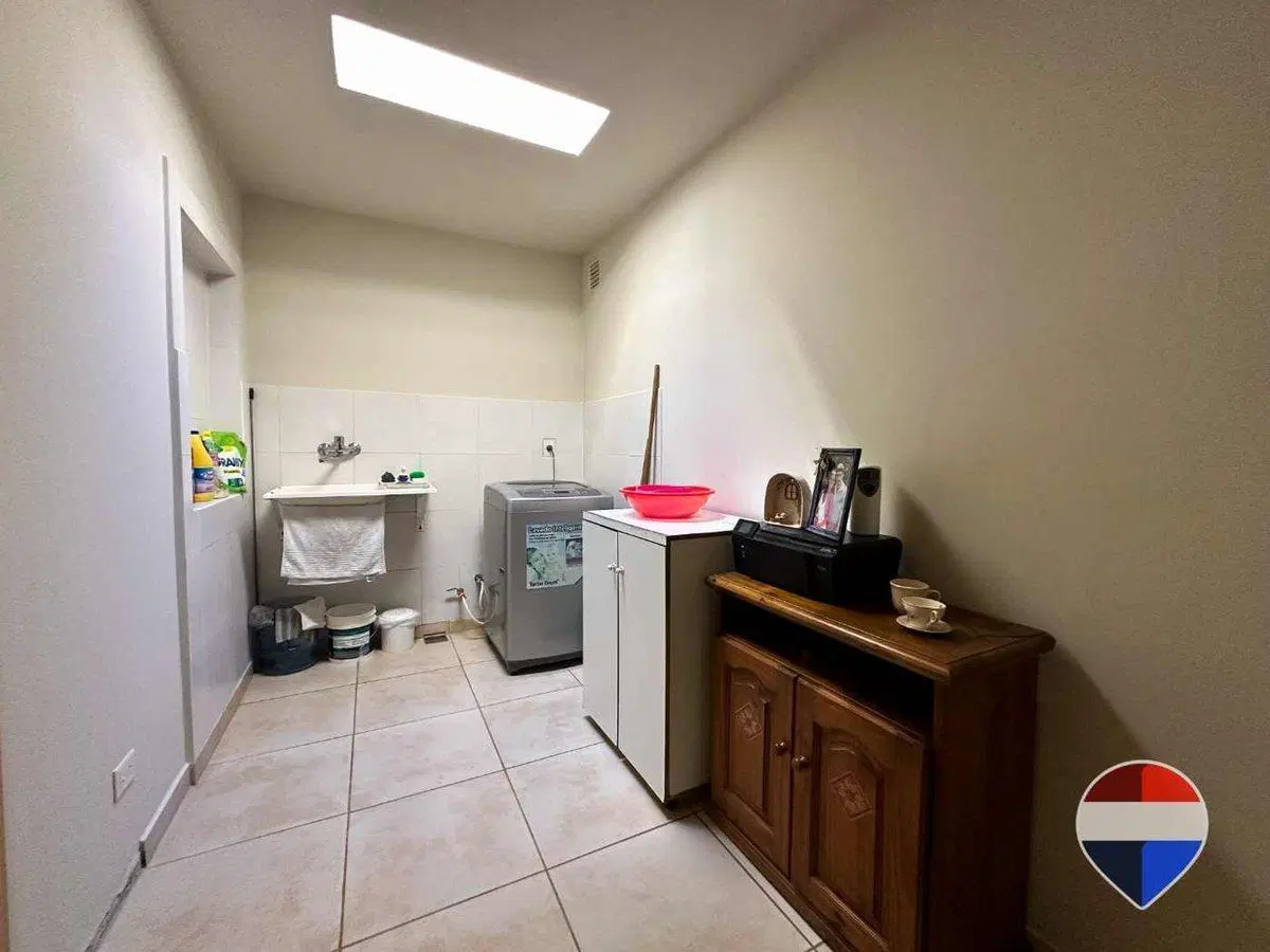 CASA 3 AMBIENTES  ENVENTA LUIS GUILLON CON PILETA 8