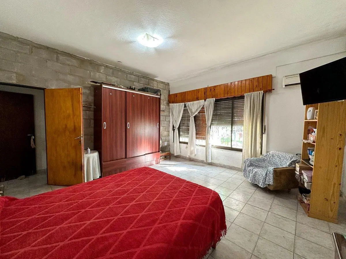 CASA 5 AMBIENTES EN VENTA LUIS GUILLON CON PILETA 8