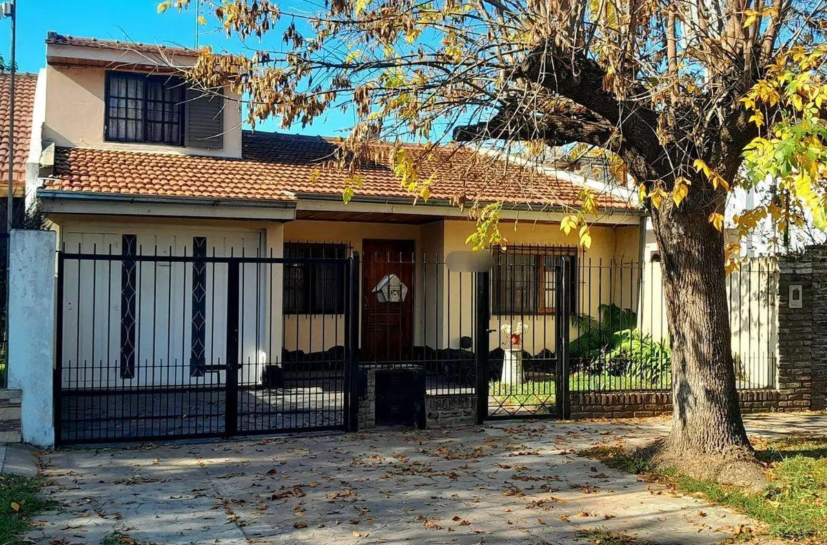 CASA 4 AMBIENTES EN VENTA EN LONGCHAMPS 1