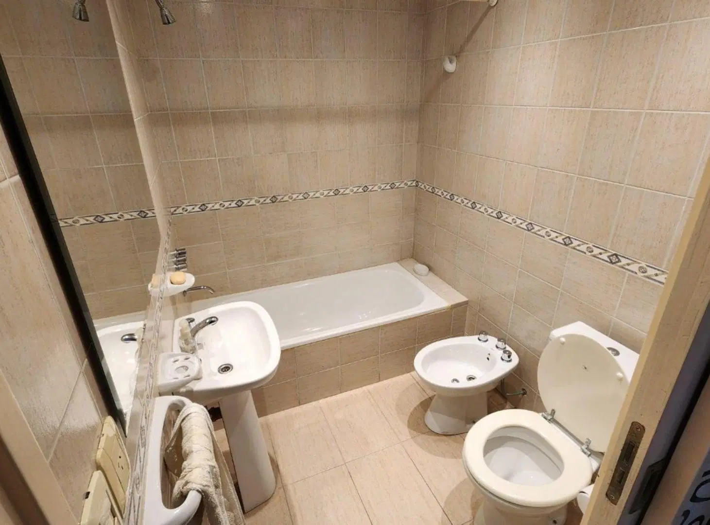 DEPARTAMENTO EN VENTA FLORESTA  PATIO Y PARRILLA 5