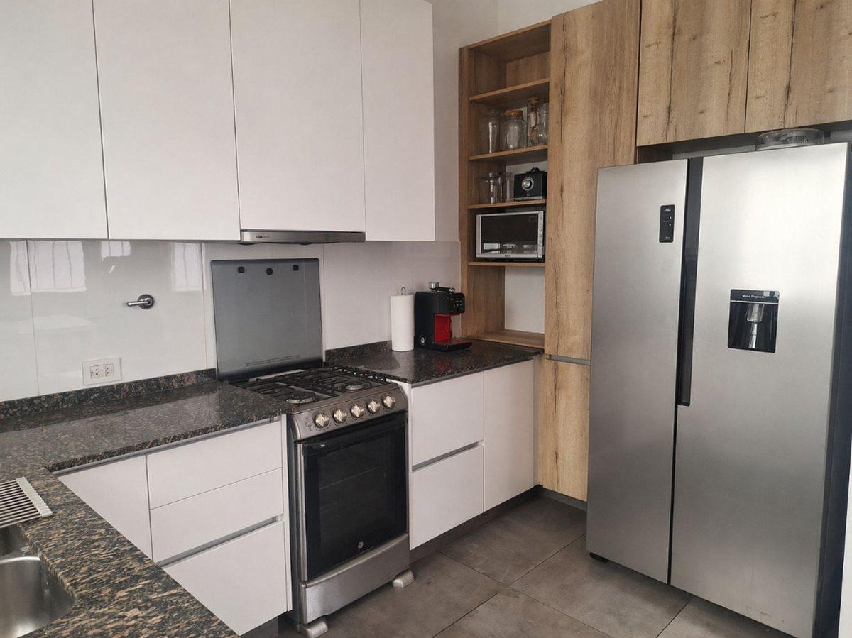 Foto de CASA 7 AMBIENTES EN VENTA CON PILETA PARQUE CHAS, imagen 2