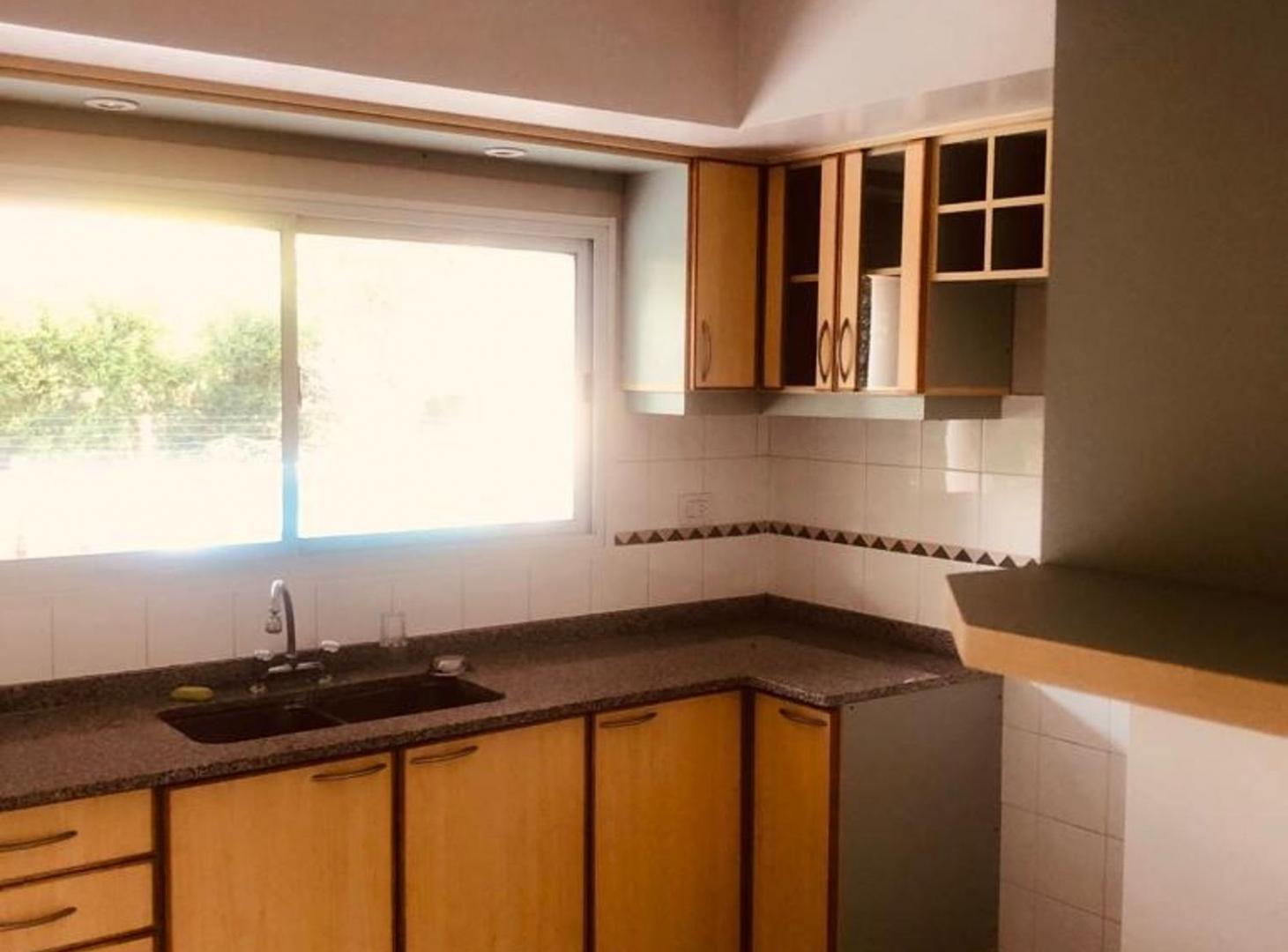 Foto de CASA EN VENTA 5 AMBIENTES EN SOLAR DEL BOSQUE, imagen 1