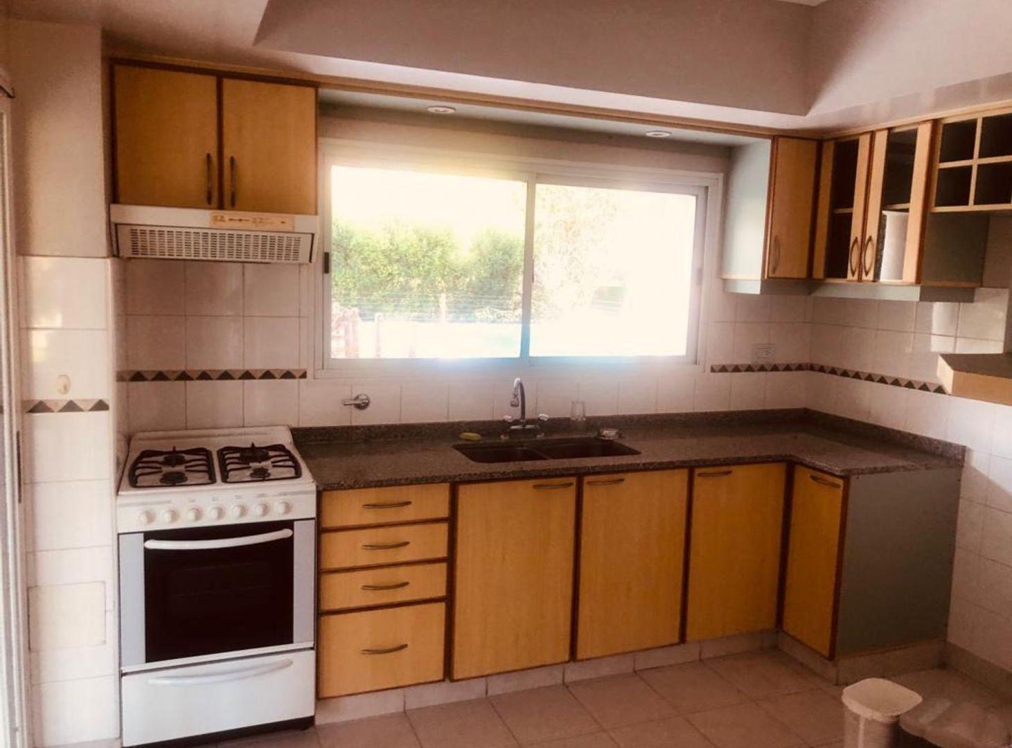 Foto de CASA EN VENTA 5 AMBIENTES EN SOLAR DEL BOSQUE, imagen 2