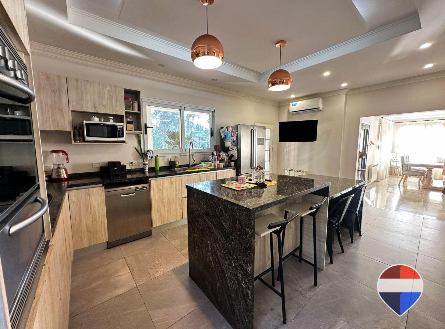 Foto de CASA EN VENTA 8 AMBIENTES BARRIO SANTA JUANA, imagen 3