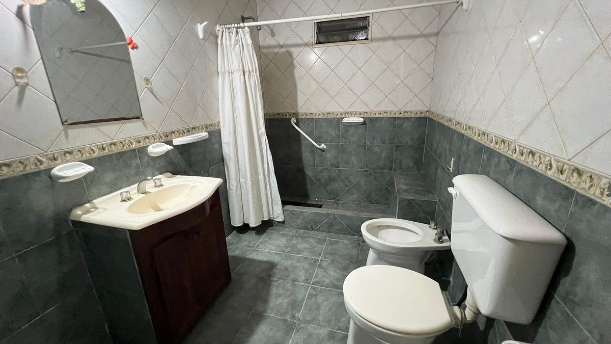 Foto de CASA 7 AMBIENTES EN VENTA MONTE GRANDE GRAN LOTE, imagen 5