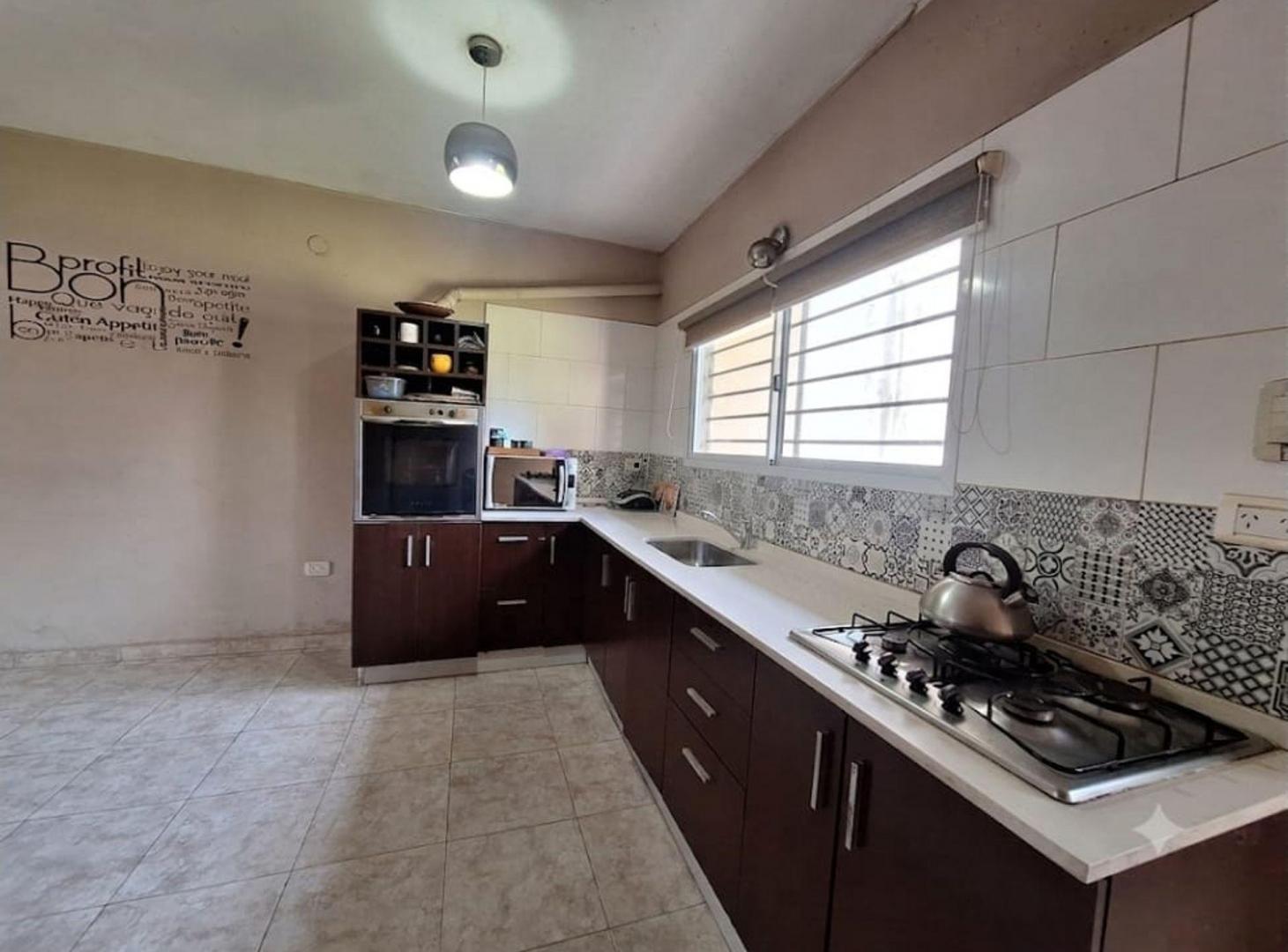 Foto de CASA 5 AMBIENTES EN VENTA EN MONTEGRANDE, PILETA, imagen 3