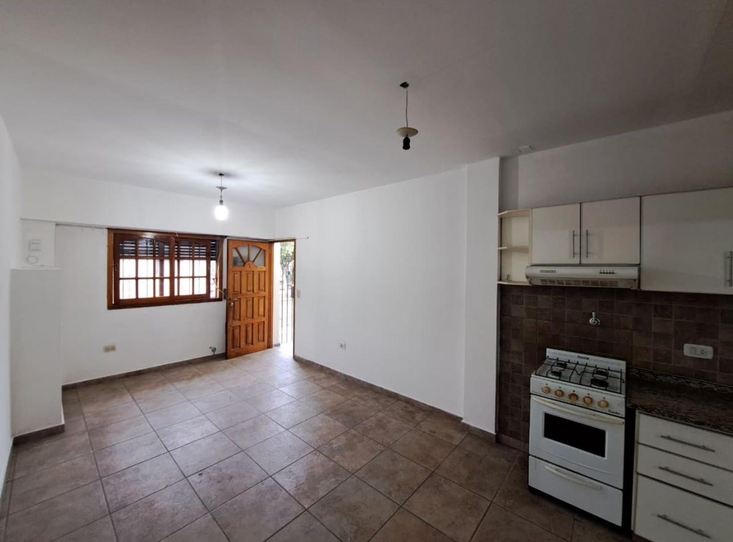 Foto de DEPARTAMENTO 2 AMBIENTES CON PATIO EN PLANTA BAJA, imagen 2