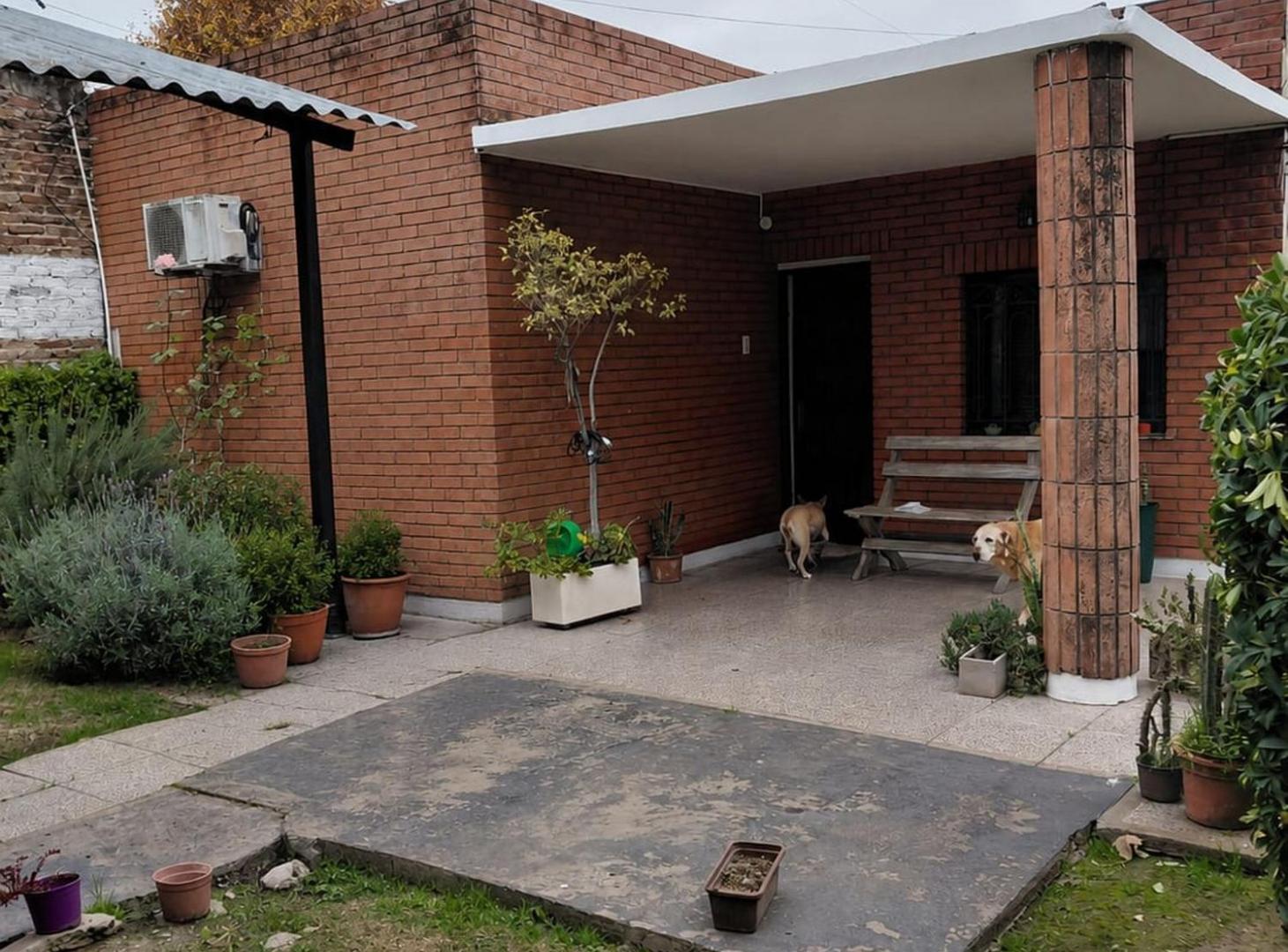 Foto de CASA DE 3 AMBIENTES EN VENTA MAS DEPARTAMENTO, imagen 2