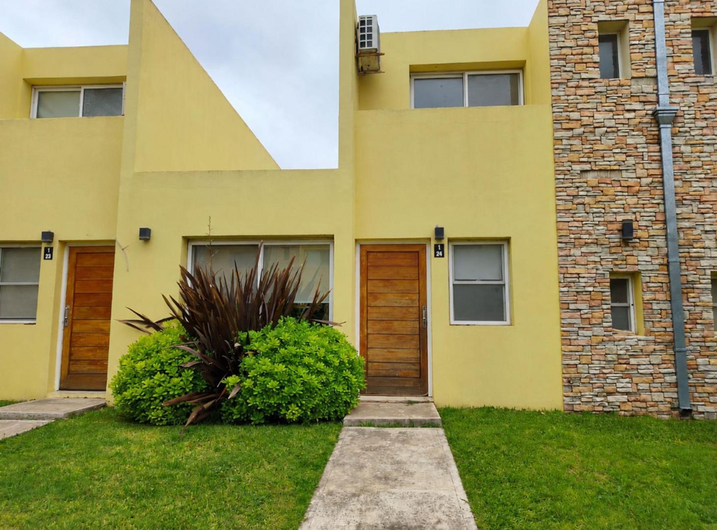 Foto de EN VENTA CASA 3 AMB BARRIO LOS ROBLES APTA CRÈDITO, imagen 2