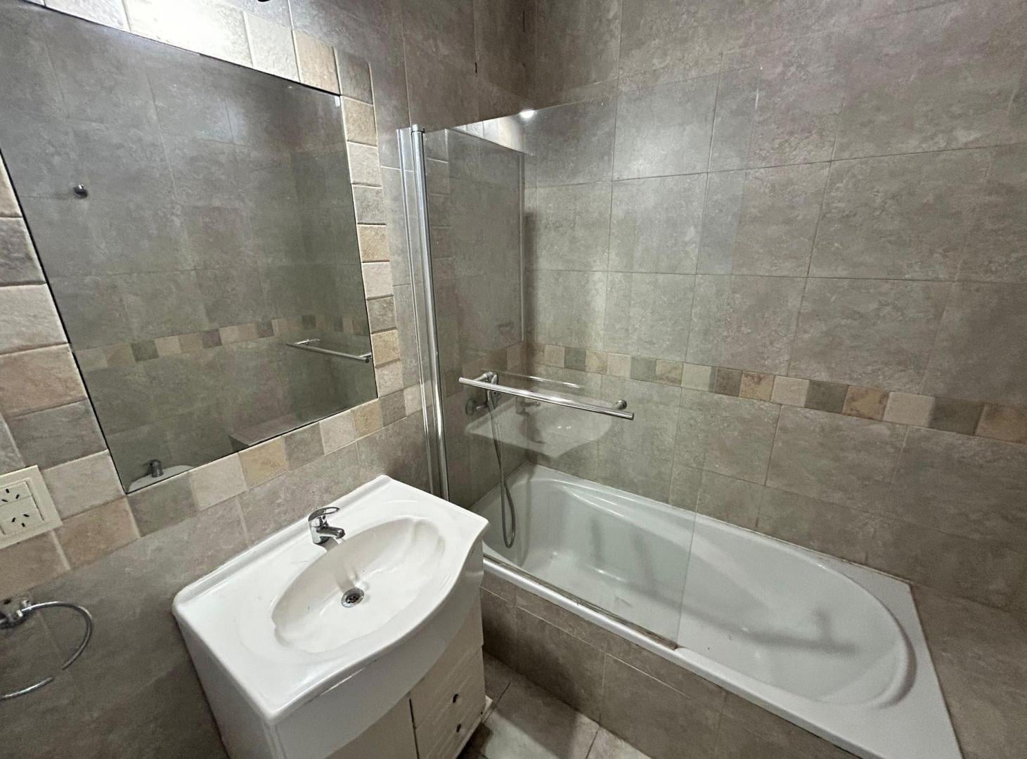 Foto de DEPARTAMENTO EN VENTA 2 AMBIENTES COCHERA TERRAZA, imagen 1