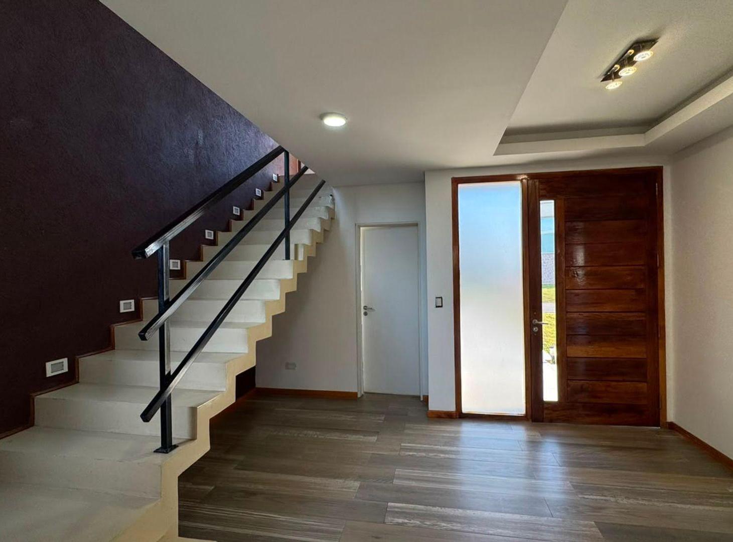 Foto de CASA 5 AMBIENTES EN ALQUILER EN TERRALAGOS, imagen 2