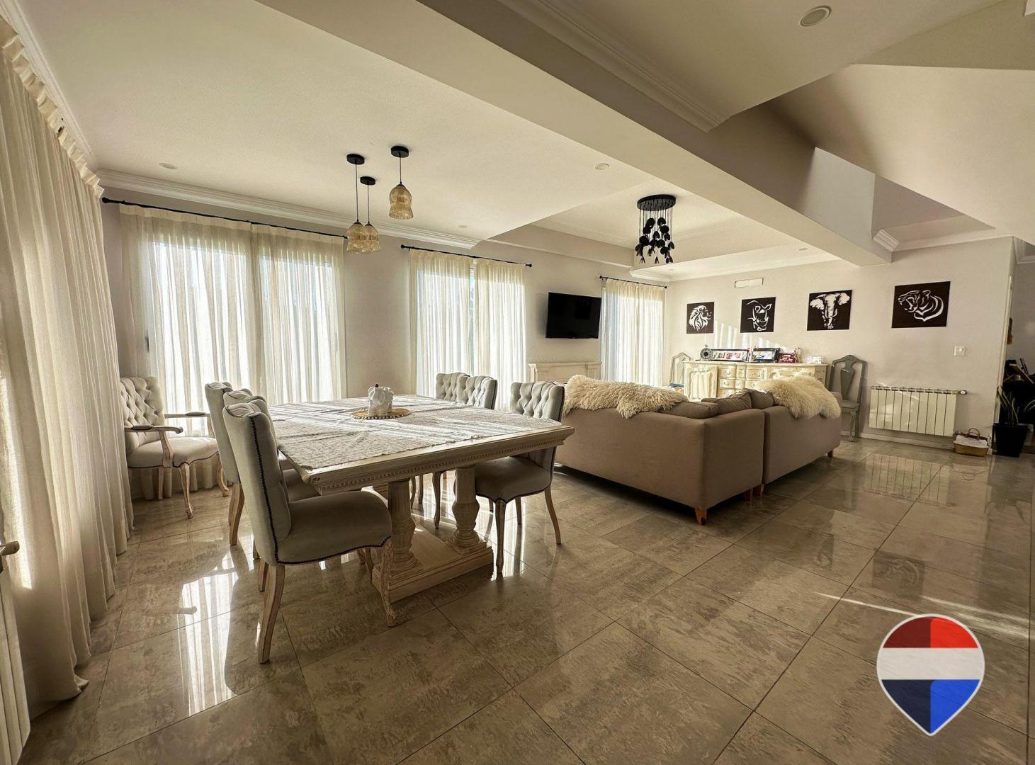 Foto de CASA EN VENTA 8 AMBIENTES BARRIO SANTA JUANA, imagen 4