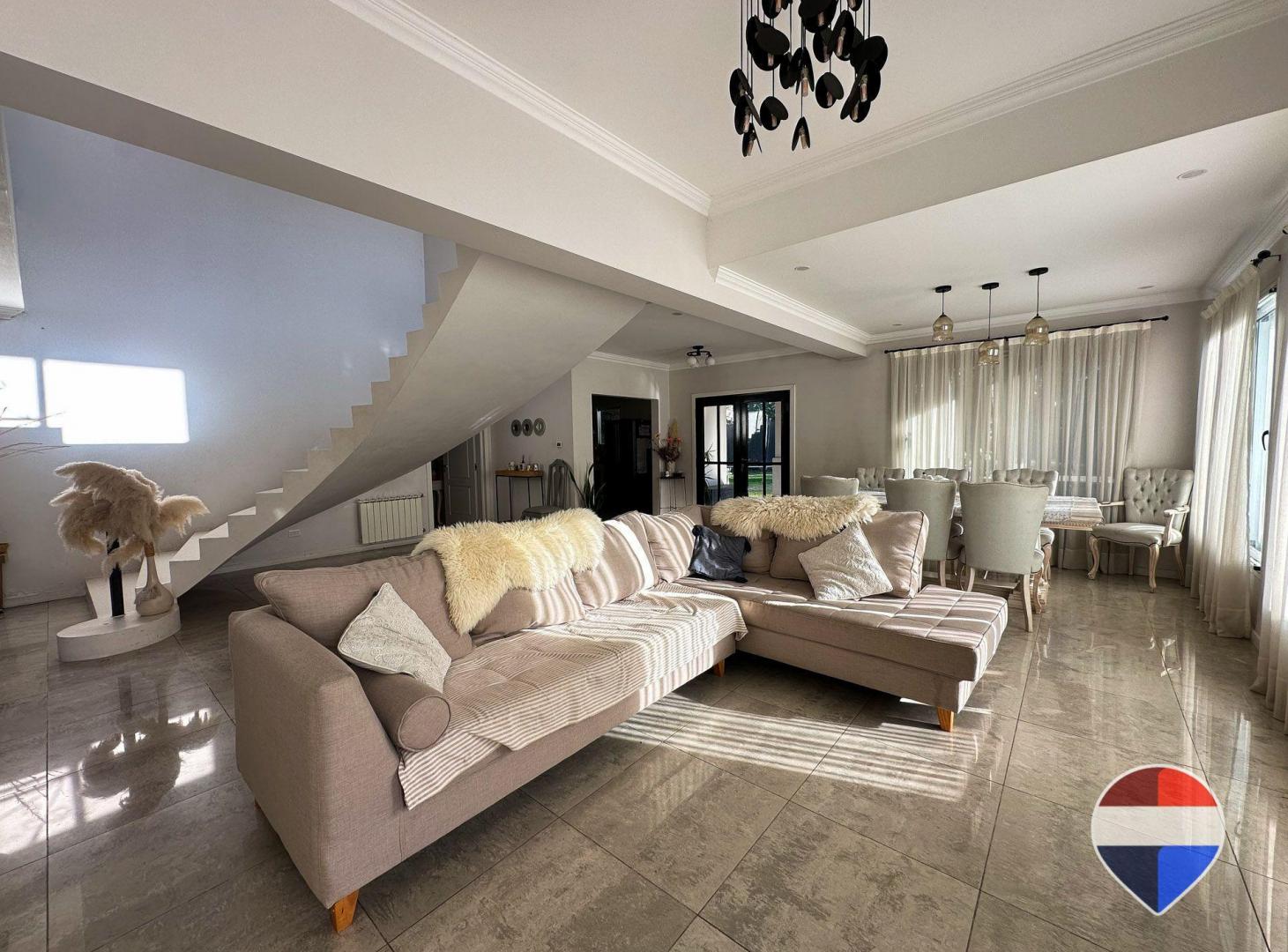 Foto de CASA EN VENTA 8 AMBIENTES BARRIO SANTA JUANA, imagen 3