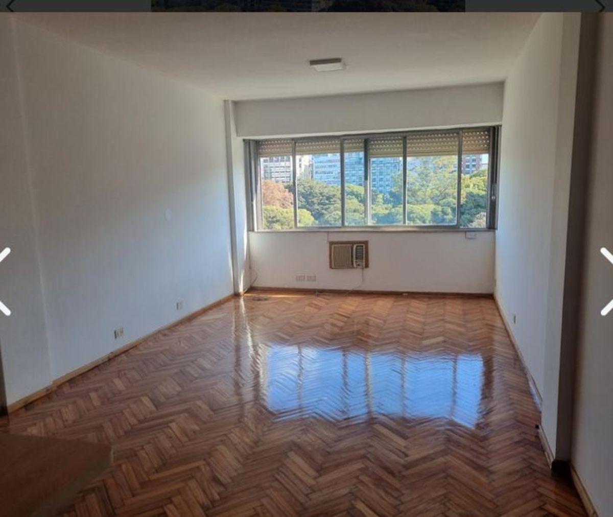 Monoambiente al frente. Muy luminoso. Apto profesional. Recién pintado y con sus pisos plastificados