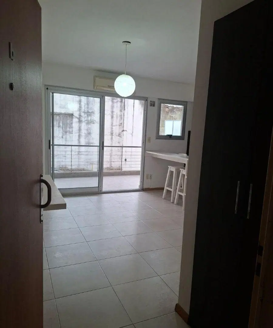 2 ambientes al contrafrente con cochera. Balcón corrido con parrilla. Baño y toilette. 4