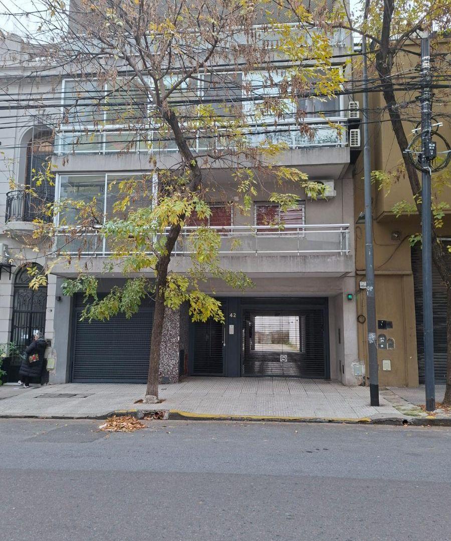 2 ambientes al contrafrente con cochera. Balcón corrido con parrilla. Baño y toilette.