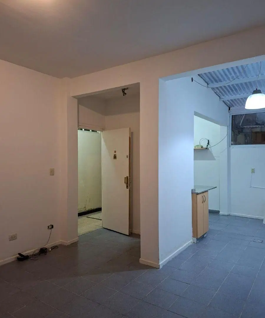2 ambientes en planta baja. Cocina integrada con lavadero. Patio. Recién pintado 1