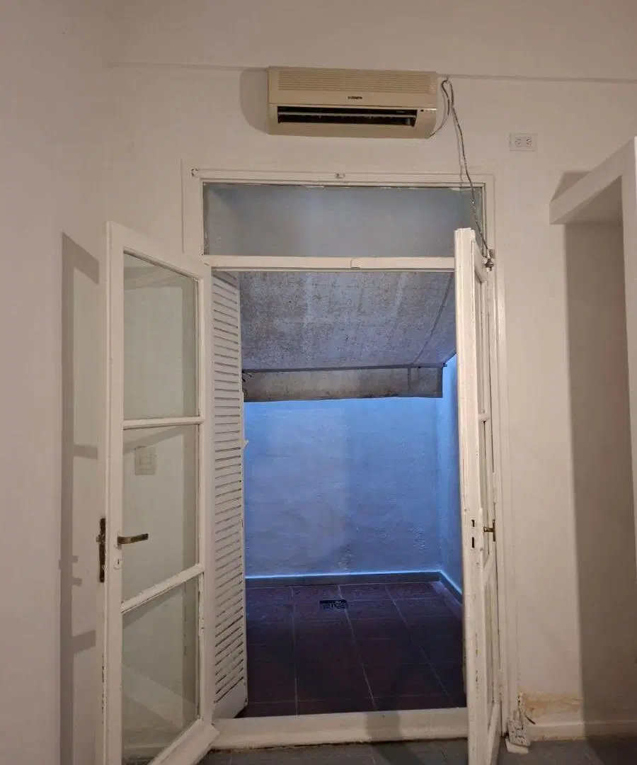 2 ambientes en planta baja. Cocina integrada con lavadero. Patio. Recién pintado 5