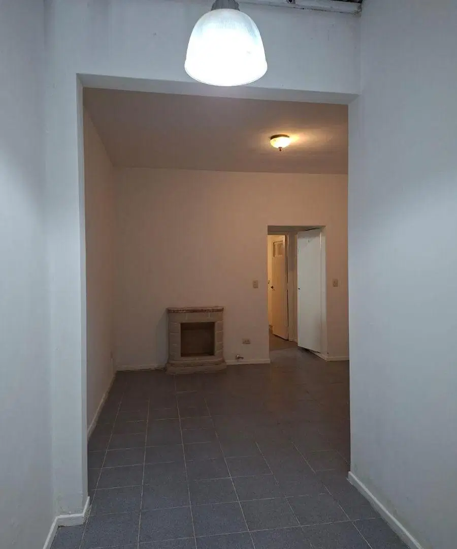2 ambientes en planta baja. Cocina integrada con lavadero. Patio. Recién pintado 4