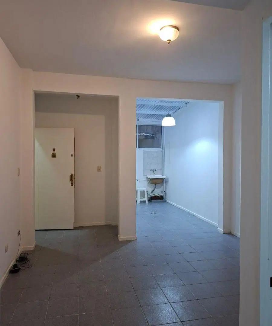 2 ambientes en planta baja. Cocina integrada con lavadero. Patio. Recién pintado 3