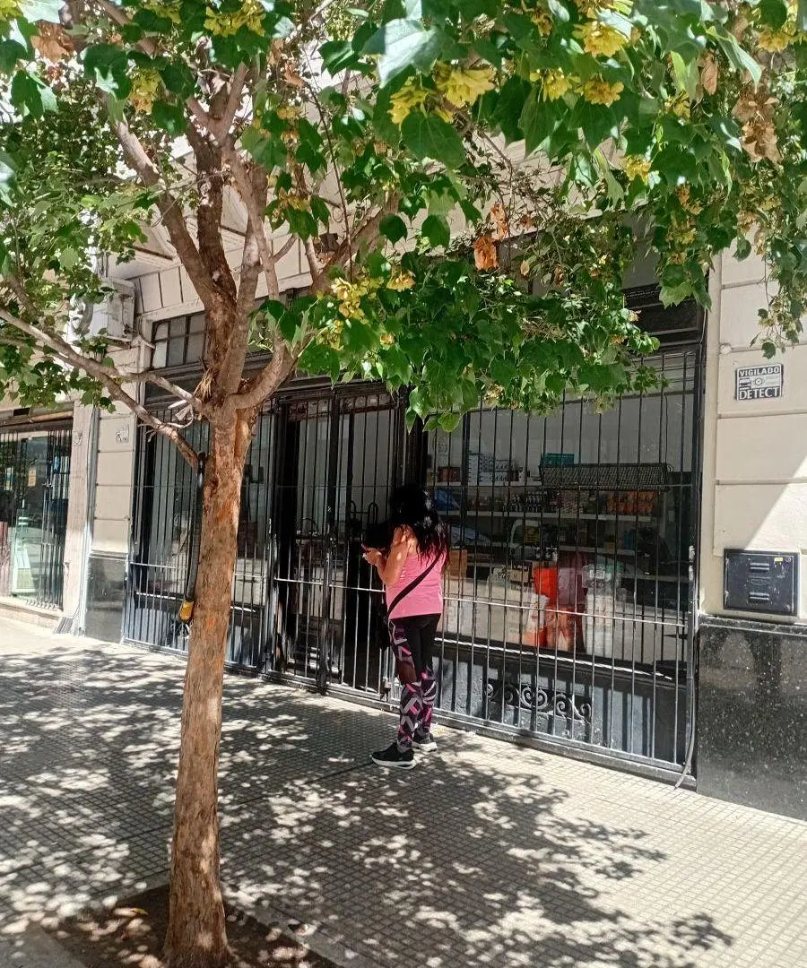 Local sobre calle Larrea a media cuadra de av. Rivadavia. 3