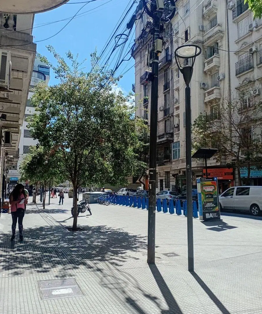 Local sobre calle Larrea a media cuadra de av. Rivadavia. 4