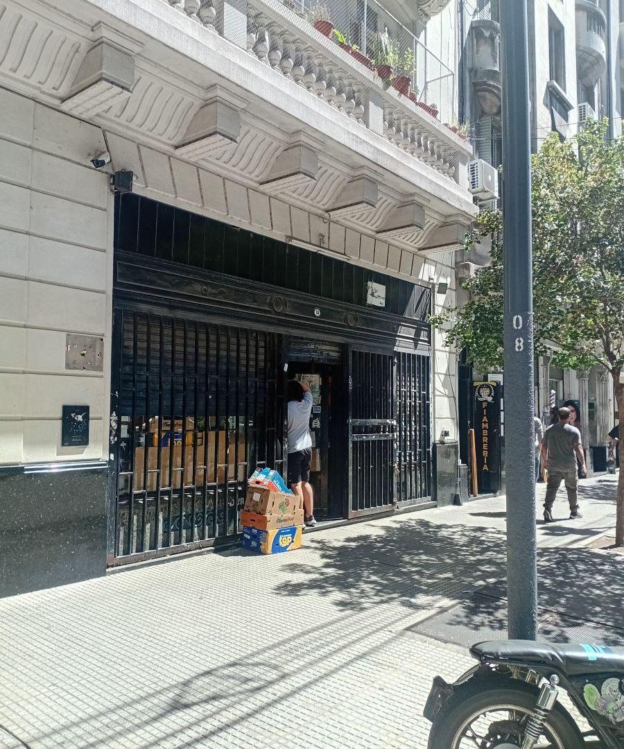 Local sobre calle Larrea a media cuadra de av. Rivadavia.