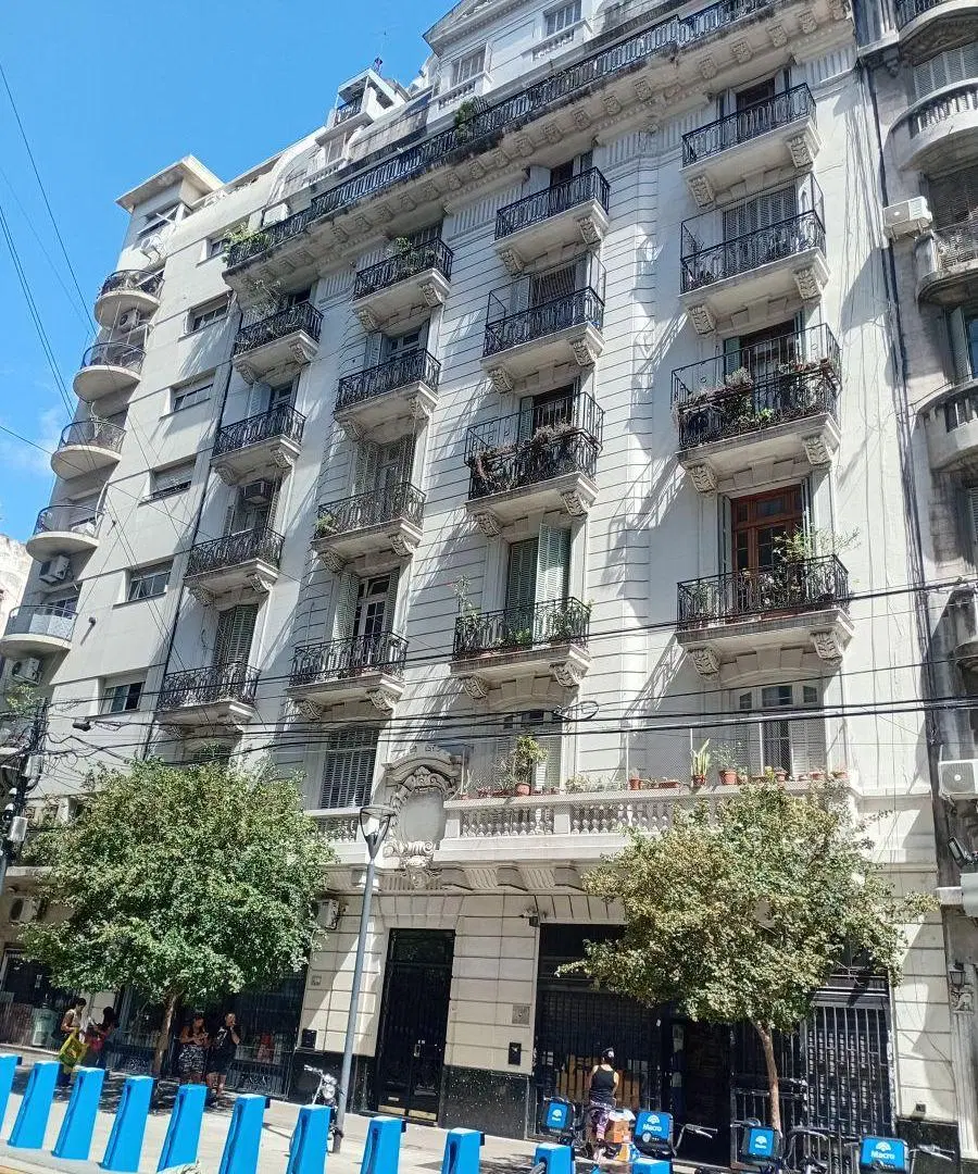 Local sobre calle Larrea a media cuadra de av. Rivadavia. 2