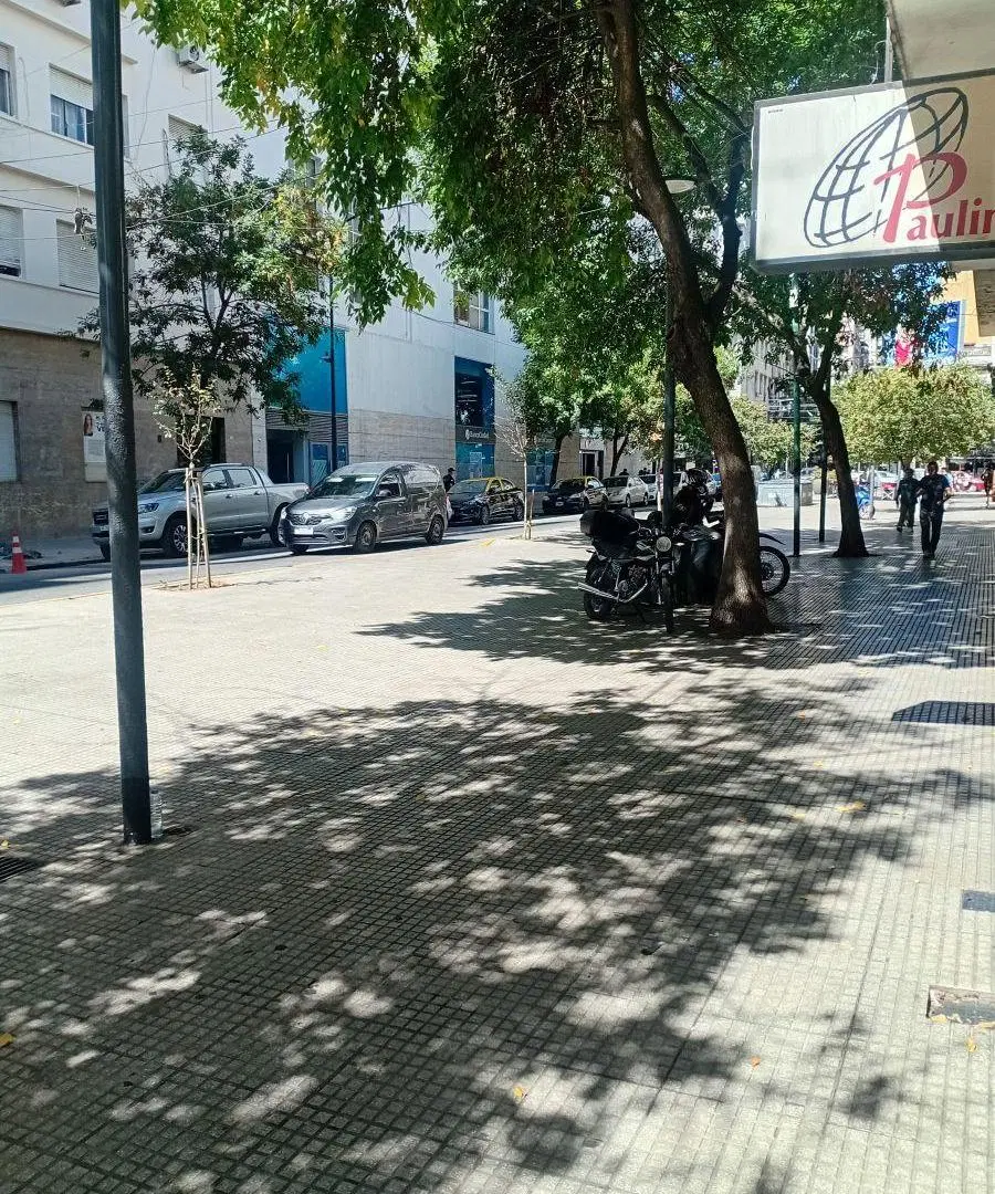 Local sobre calle Larrea a media cuadra de av. Rivadavia. 5