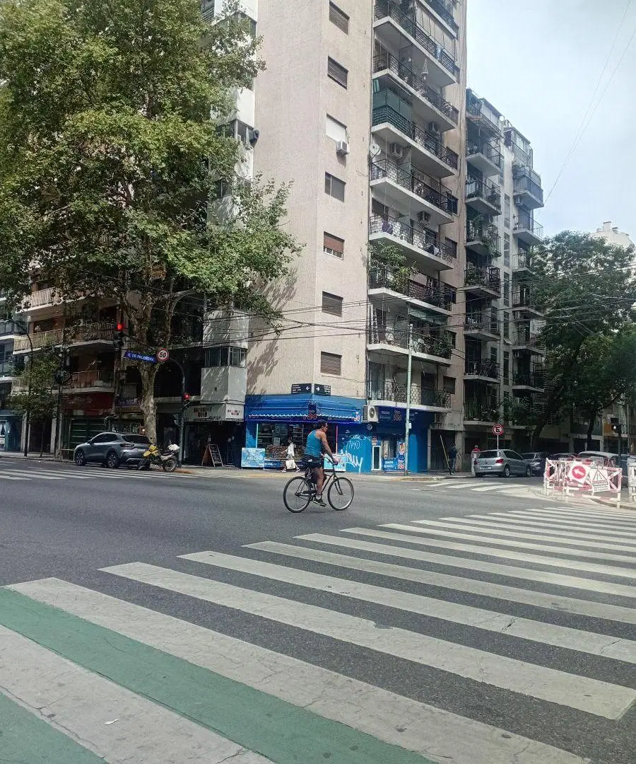 Local a la calle sobre avenida Corrientes. Excelente ubicación. 5