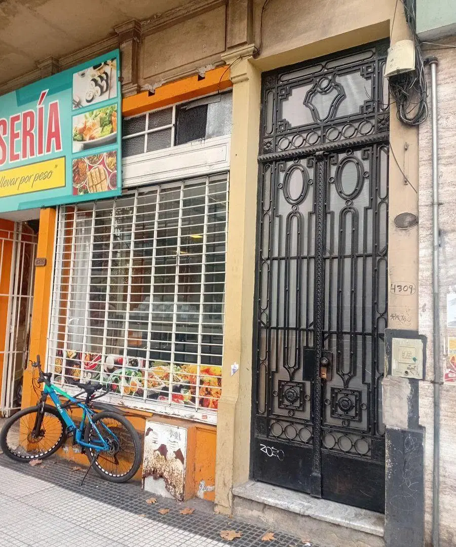 Local a la calle sobre avenida Corrientes. Excelente ubicación. 2