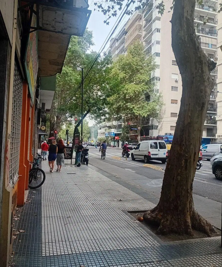 Local a la calle sobre avenida Corrientes. Excelente ubicación. 1