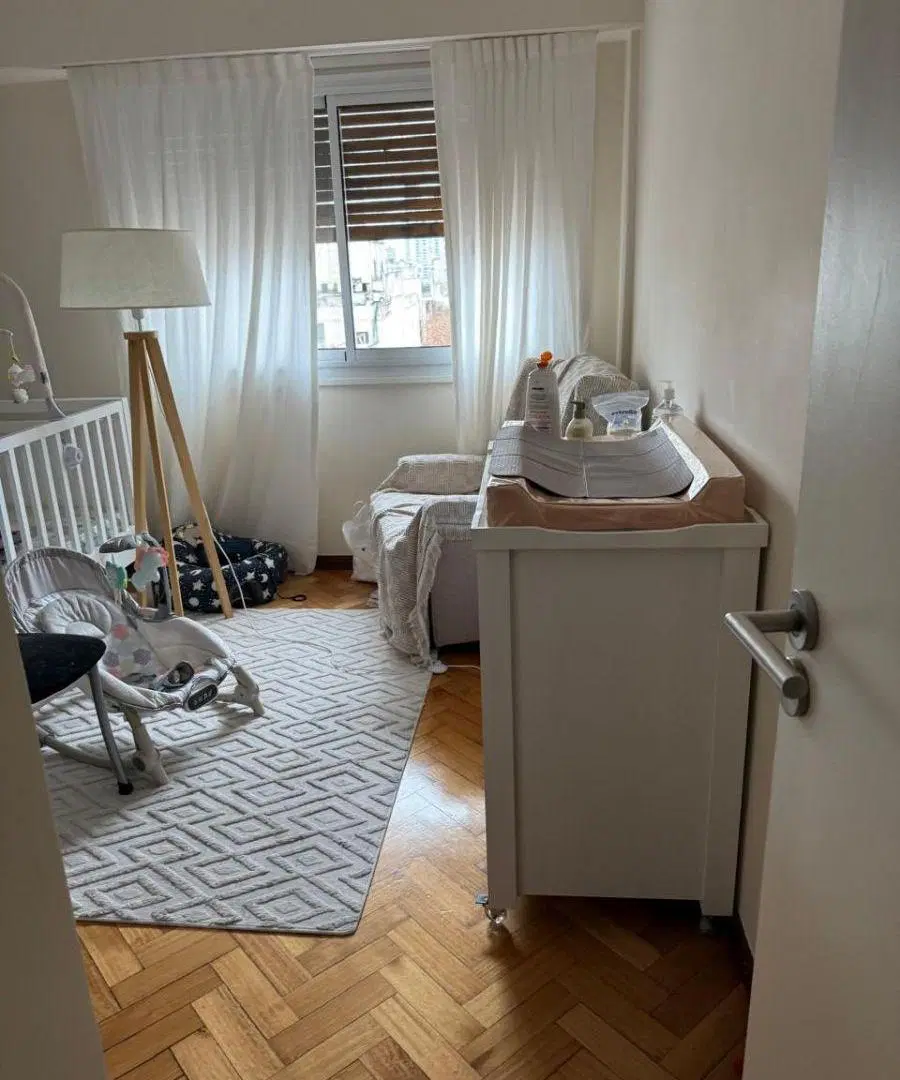 4 amb al contrafrente con balcón. Piso 11º Reciclado. Baño y toilette. Servicios centrales. Cochera 3