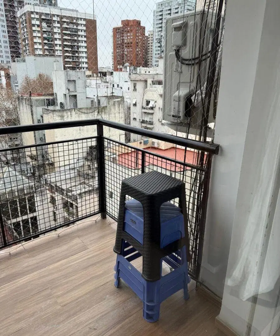4 amb al contrafrente con balcón. Piso 11º Reciclado. Baño y toilette. Servicios centrales. Cochera 4