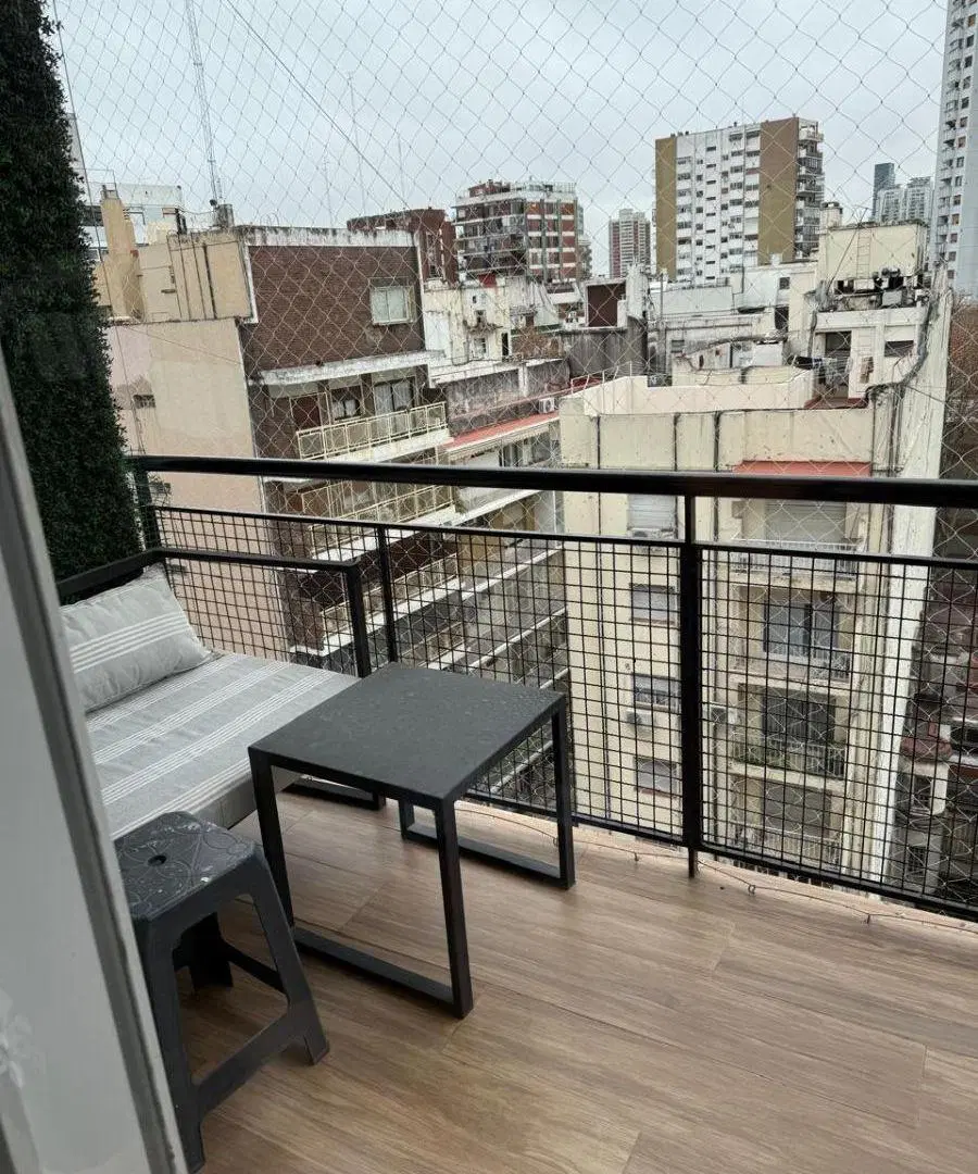4 amb al contrafrente con balcón. Piso 11º Reciclado. Baño y toilette. Servicios centrales. Cochera 2