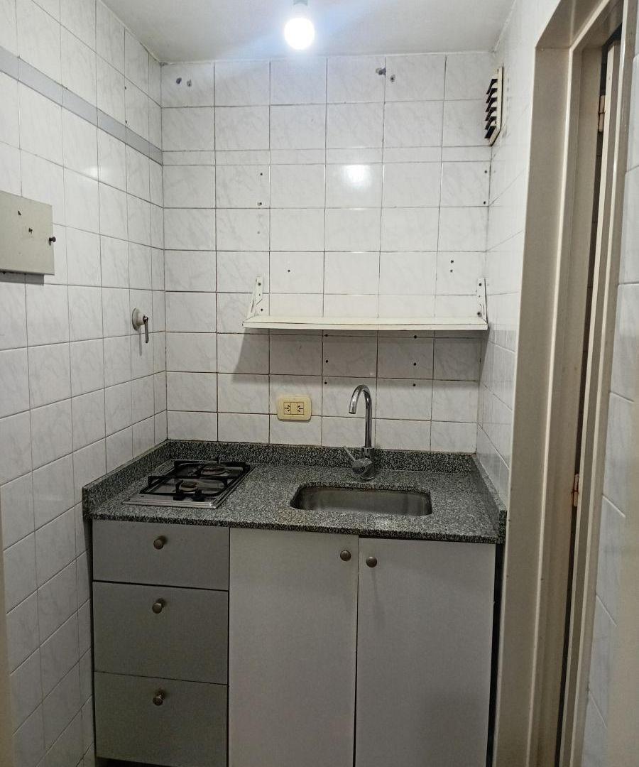 Foto de Monoambiente al frente. 6º piso. Cocina separada. Luminoso, imagen 2