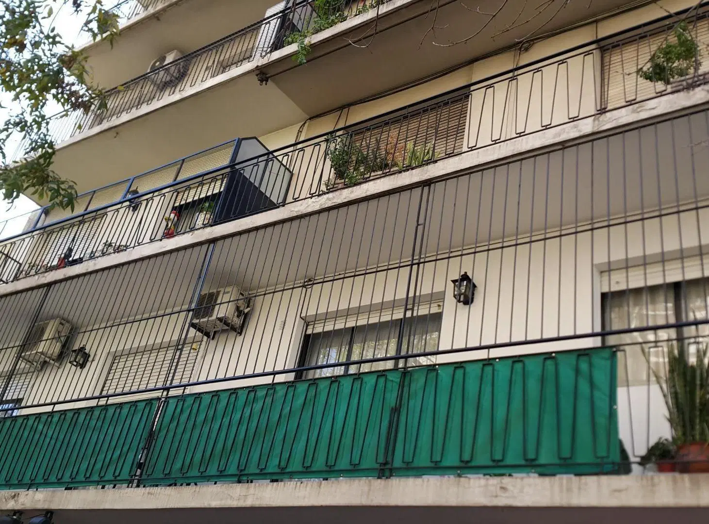 DEPARTAMENTO 2 AMBIENTES AMPLIOS . MUY BUENA UBICACION 3