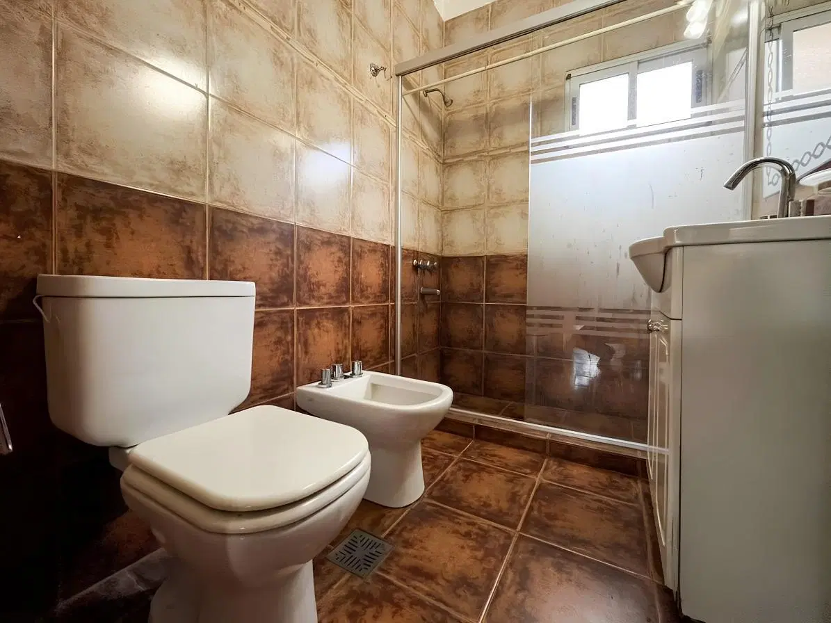 Casa de 3 dormitorios   patio y cochera en Zona Sur - En Alquiler - $ 980.000 3