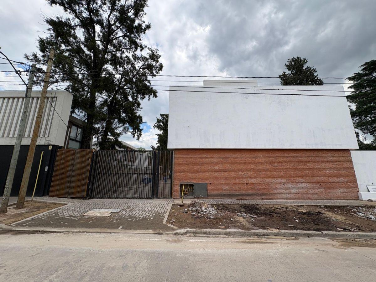 Triplex a estrenar en condominio a 2 cuadras de M. Fierro