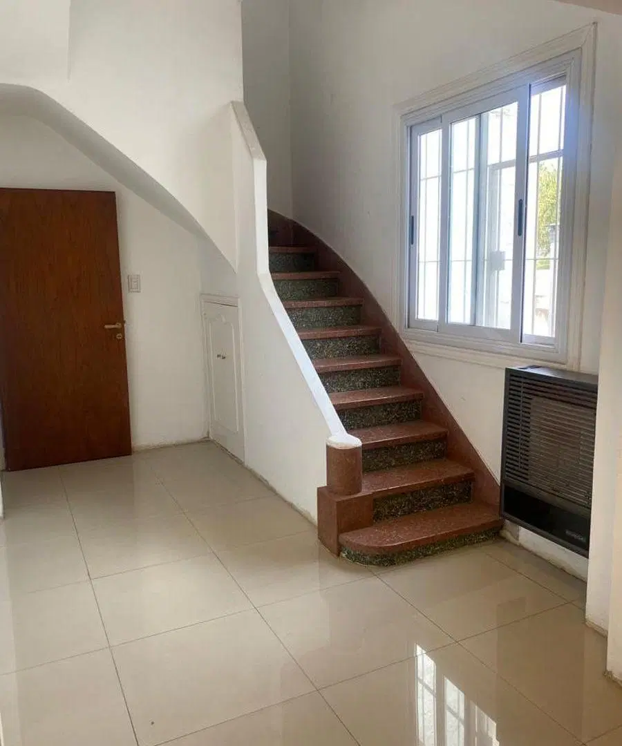 Casa a la venta 6 ambientes con cochera 4