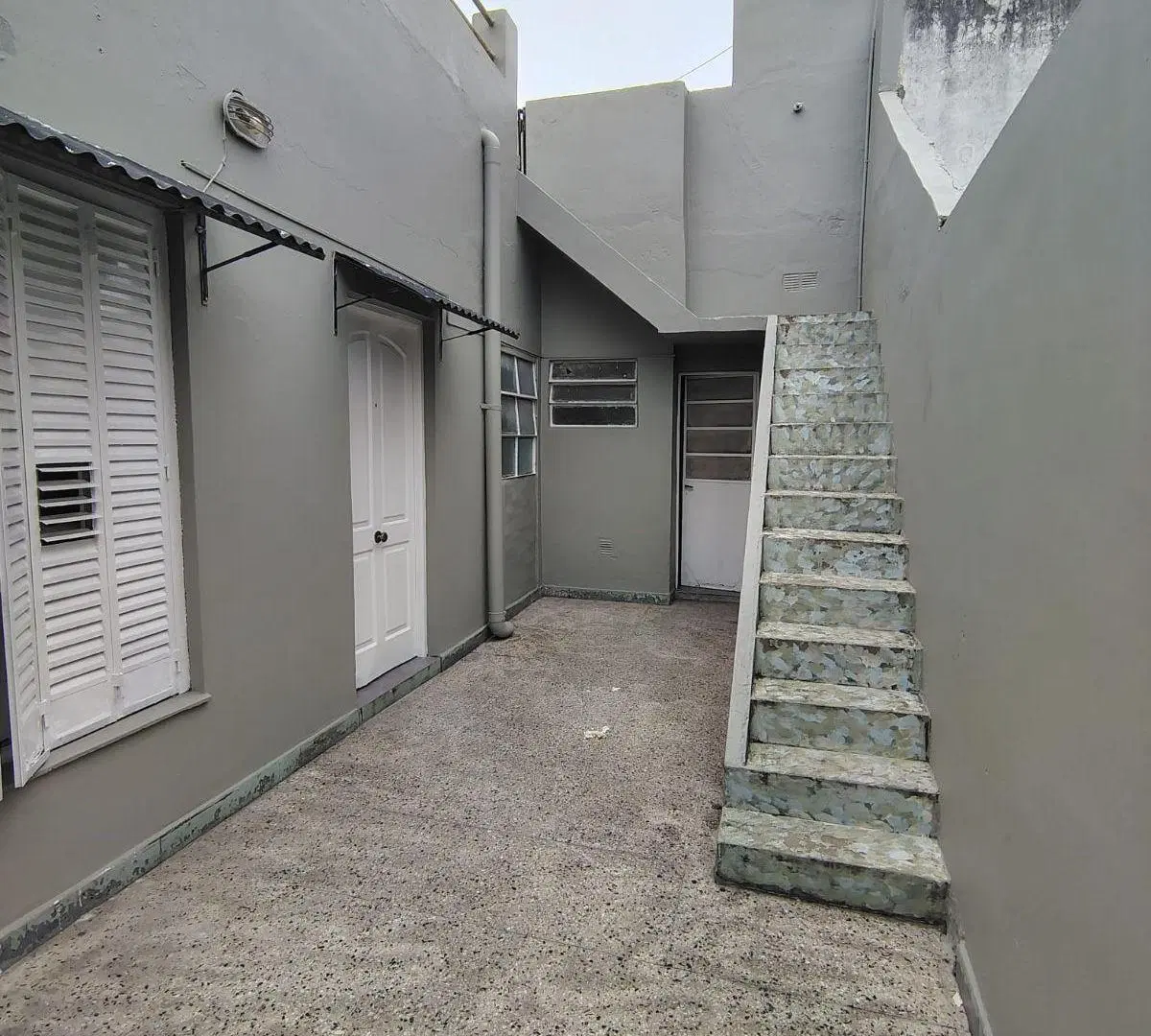 ALQUILER – MATIAS RAMOS MEJIA 1187 PB – DEPARTAMENTO 2 amb fondo con Patio y Terraza 2