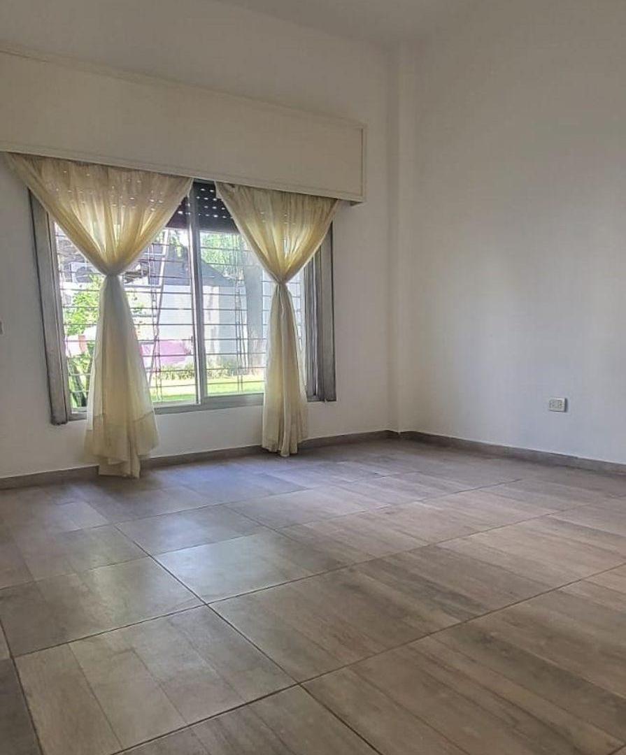 Foto de Venta - Casa Lote Propio-Ozanam 1294 - Moron Sur - 4 Amb C/amplio Parque, Cochera Desc P/varios Aut, imagen 5
