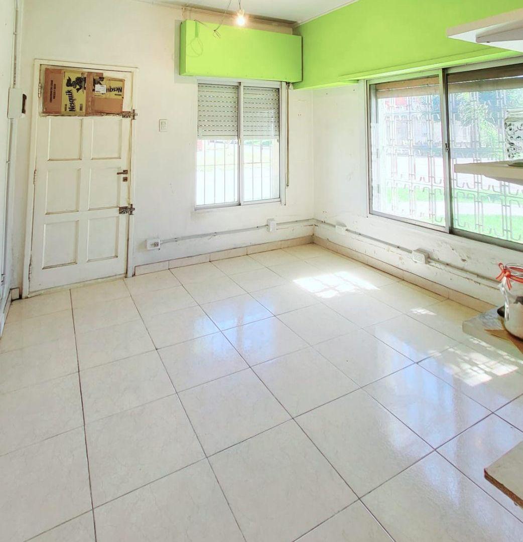 Foto de Venta - Casa Lote Propio-Ozanam 1294 - Moron Sur - 4 Amb C/amplio Parque, Cochera Desc P/varios Aut, imagen 4