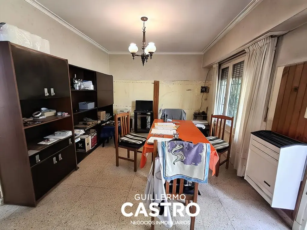 Casa 3 ambientes sobre lote de 407 m² con gran parque y potencial de ampliación. 4