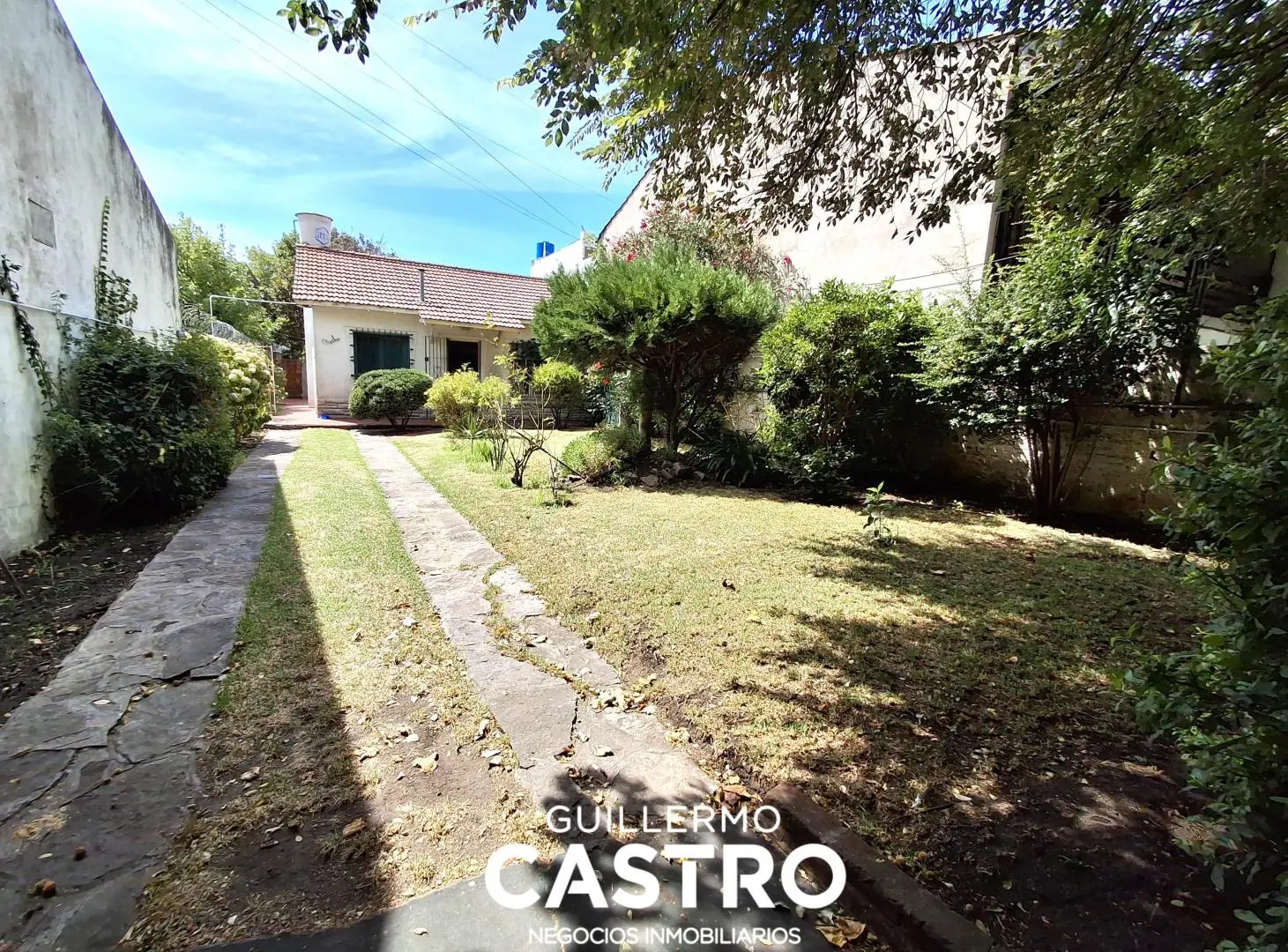 Casa 3 ambientes sobre lote de 407 m² con gran parque y potencial de ampliación. 3