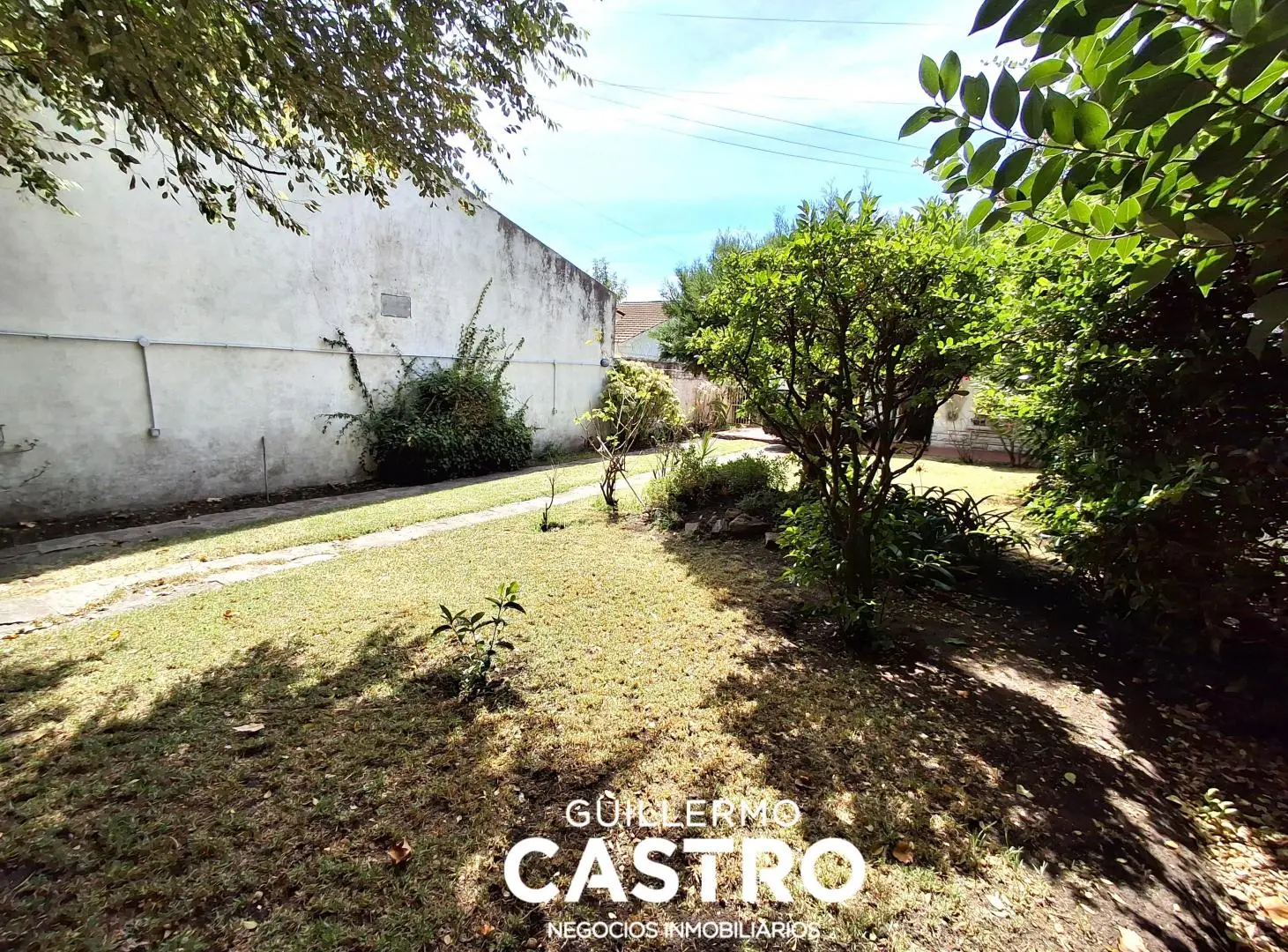 Casa 3 ambientes sobre lote de 407 m² con gran parque y potencial de ampliación. 2