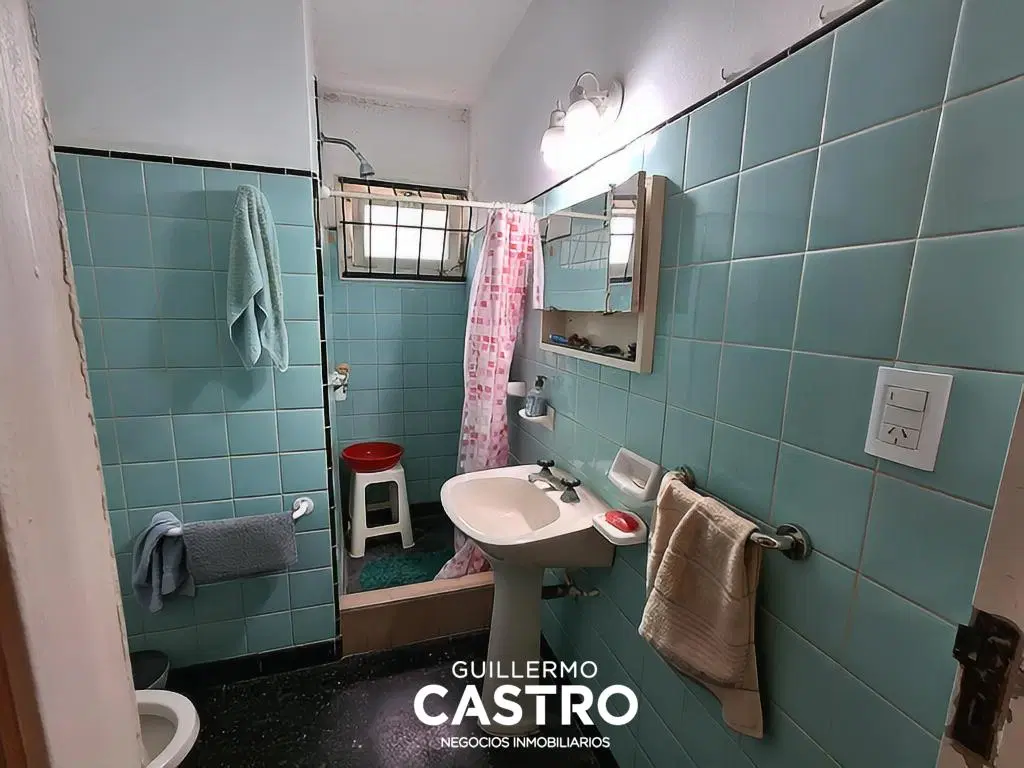 Casa 3 ambientes sobre lote de 407 m². Amplio parque. 3