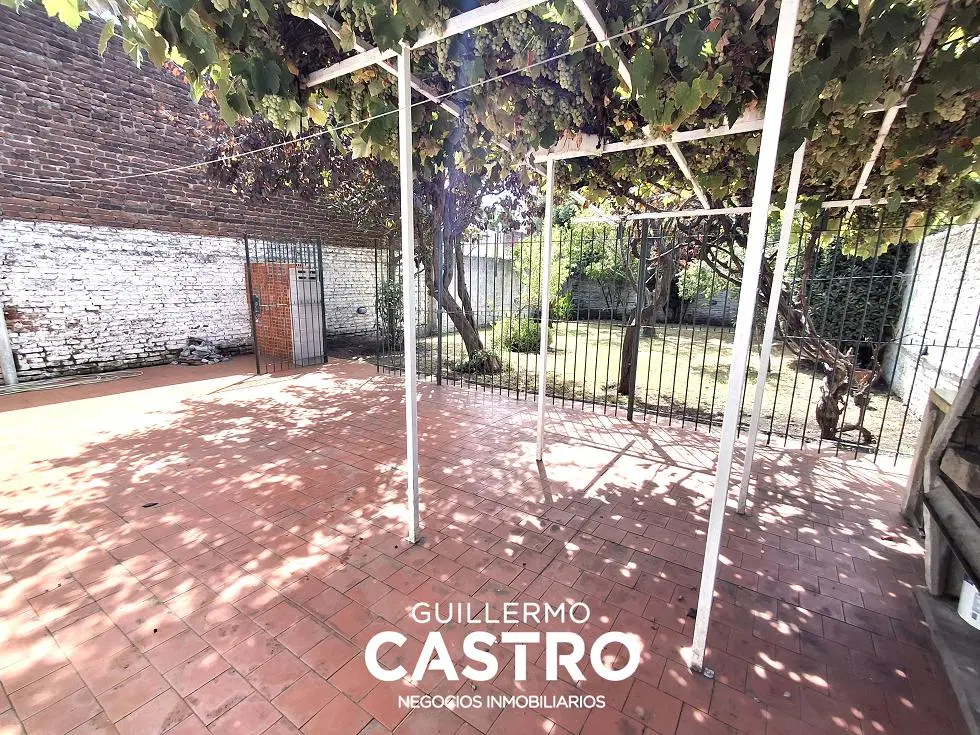 Casa 3 ambientes sobre lote de 407 m². Amplio parque. 4