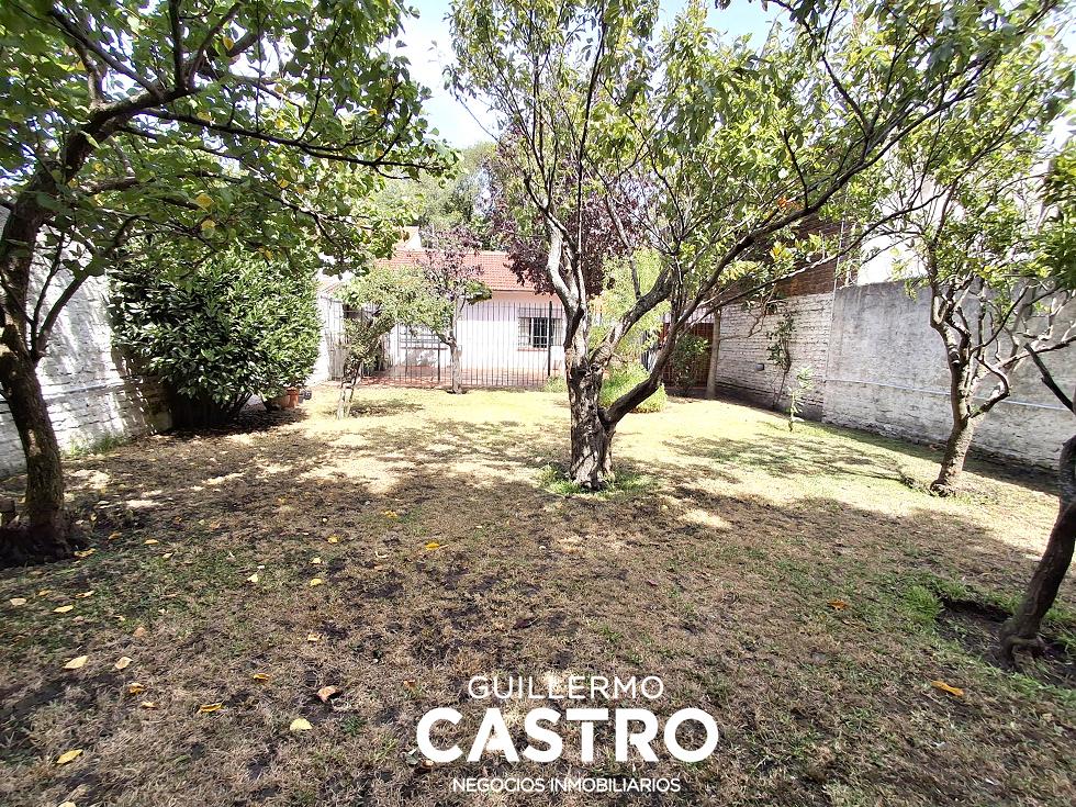 Casa 3 ambientes sobre lote de 407 m². Amplio parque.