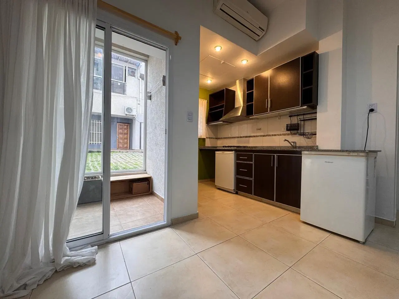 Departamento en planta baja con patio en villa luzuriaga 2